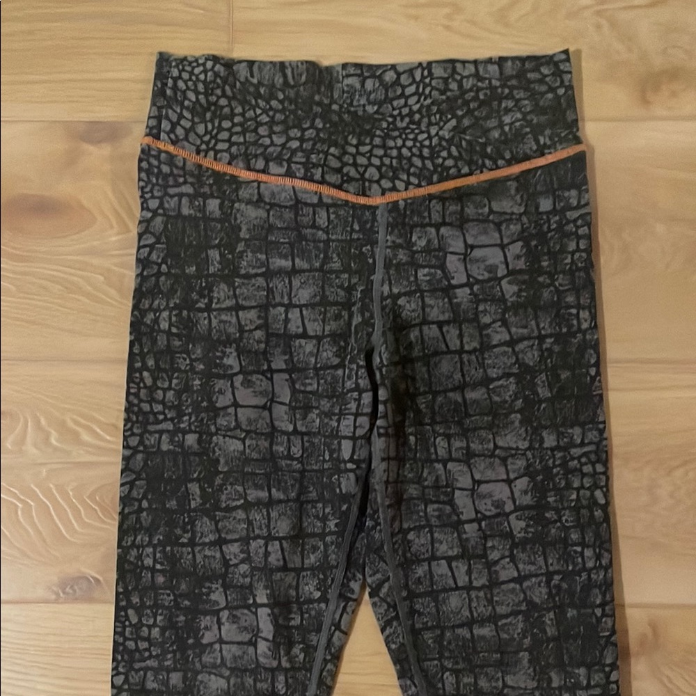 YUMMIE Black and Gray Crocodile Print Leggings